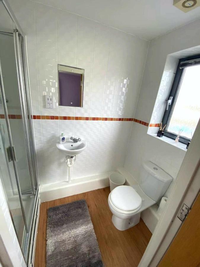 Lovely 2-Bedrooms Apartment Step To The Beach Swansea Bagian luar foto