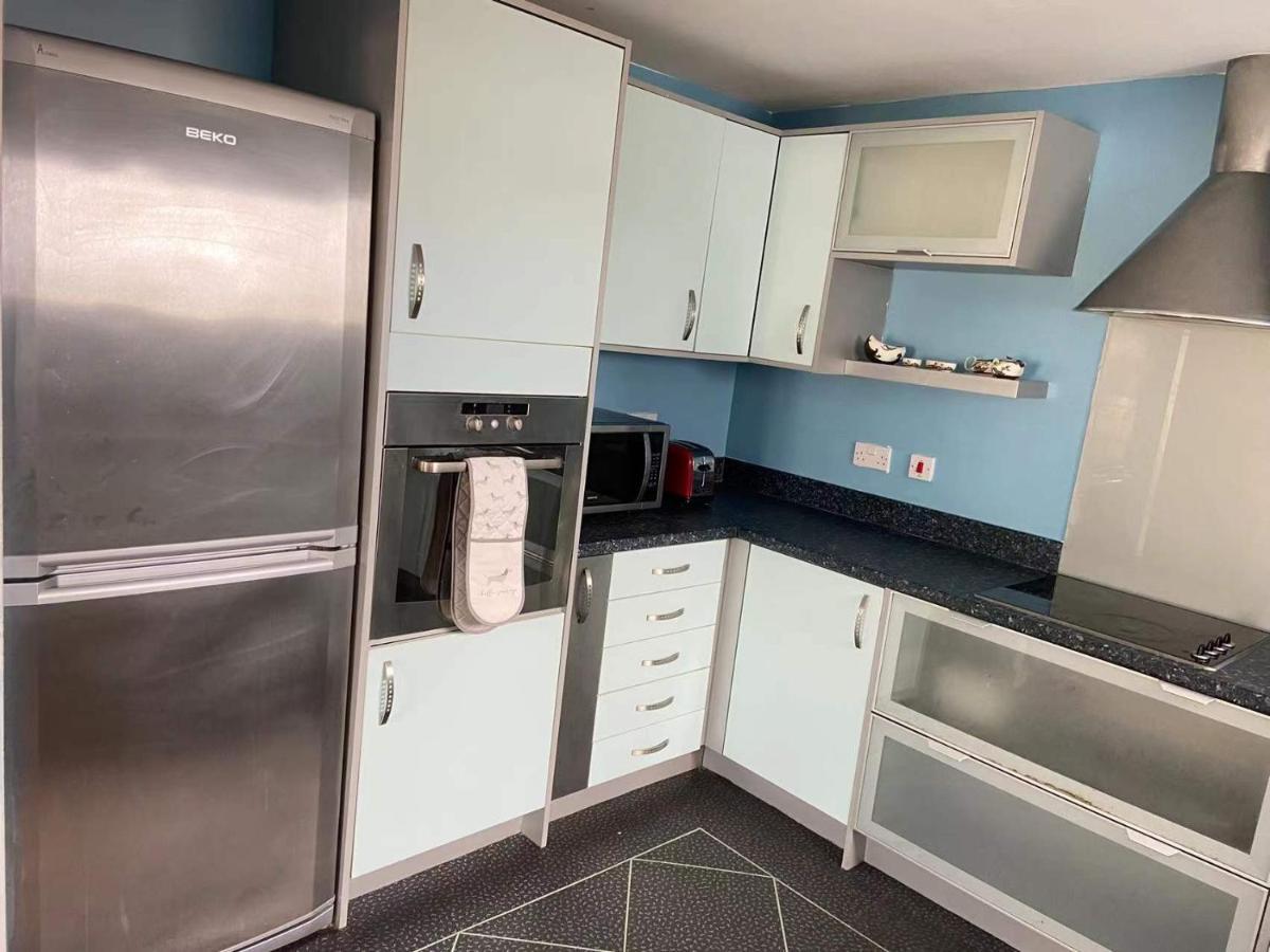 Lovely 2-Bedrooms Apartment Step To The Beach Swansea Bagian luar foto