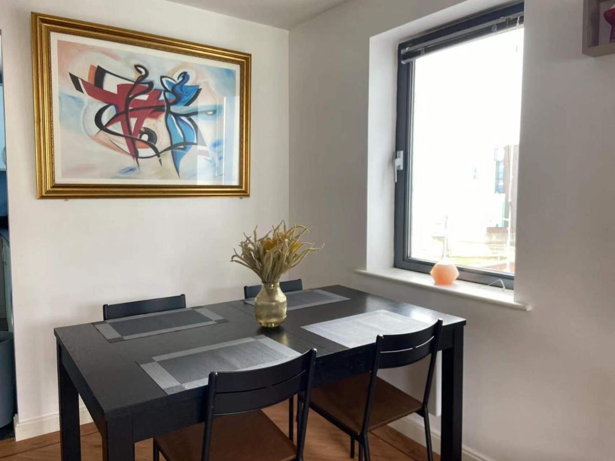 Lovely 2-Bedrooms Apartment Step To The Beach Swansea Bagian luar foto