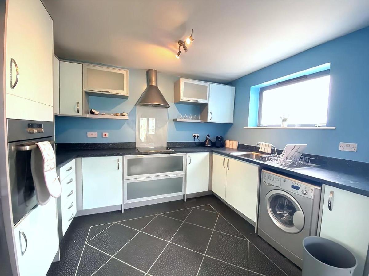 Lovely 2-Bedrooms Apartment Step To The Beach Swansea Bagian luar foto