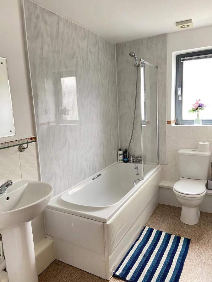 Lovely 2-Bedrooms Apartment Step To The Beach Swansea Bagian luar foto