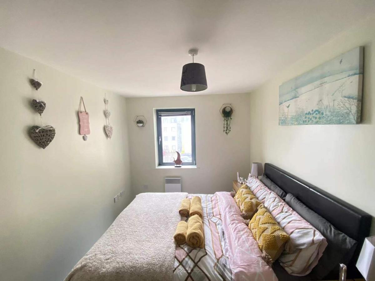 Lovely 2-Bedrooms Apartment Step To The Beach Swansea Bagian luar foto