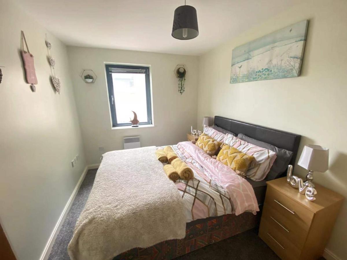 Lovely 2-Bedrooms Apartment Step To The Beach Swansea Bagian luar foto